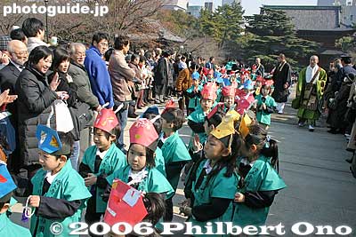 Children from the neighboring kindergarten.
Keywords: minato-ku tokyo zojoji jodo-shu Buddhist temple setsubun children