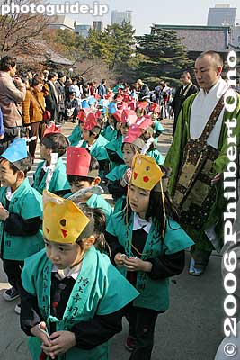 Children from the neighboring kindergarten.
Keywords: minato-ku tokyo zojoji jodo-shu Buddhist temple setsubun children