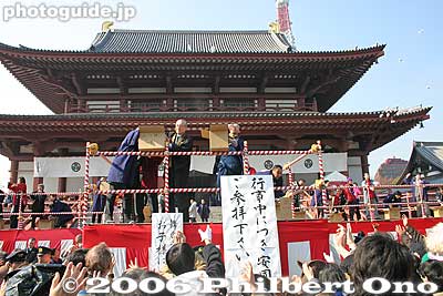 Mochi throwing
Keywords: minato-ku tokyo zojoji jodo-shu Buddhist temple setsubun