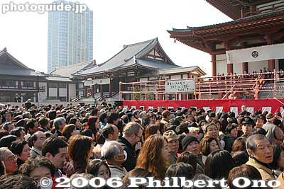 People on the left wait for the main event...
Keywords: minato-ku tokyo zojoji jodo-shu Buddhist temple setsubun