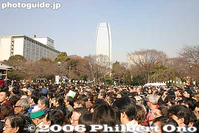People on the right wait for the main event...
Keywords: minato-ku tokyo zojoji jodo-shu Buddhist temple setsubun