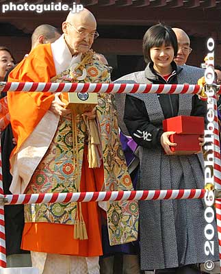 Priest and Fukuhara Ai (table tennis player)
Keywords: minato-ku tokyo zojoji jodo-shu Buddhist temple setsubun japanpriest