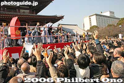 People pushing and shoving. Pretty dangerous...
Keywords: minato-ku tokyo zojoji jodo-shu Buddhist temple setsubun matsuri2