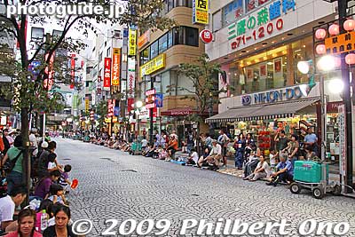 This is the main shopping street with cobblestones on the south side of Mitaka Station. It wasn't so crowded.
Keywords: tokyo mitaka awa odori dancers matsuri festival 