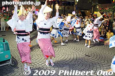 Mitaka City Hall 
Keywords: tokyo mitaka awa odori dancers matsuri festival women 