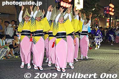Mitaka Shoko-ren 
Keywords: tokyo mitaka awa odori dancers matsuri festival women 