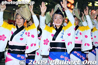 Budo-ren 富道連
Keywords: tokyo mitaka awa odori dancers matsuri festival women
