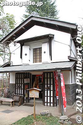 Koshinkan has this separate kura storehouse housing a hina doll display.
Keywords: tokyo mizuho-machi hina matsuri doll festival koshinkan