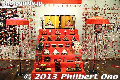 The other exhibition space on the 1st floor is bigger, with more dolls and hanging decorations.
Keywords: tokyo mizuho-machi hina matsuri doll festival koshinkan