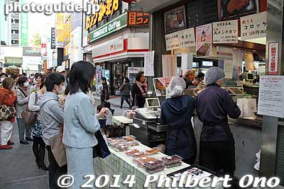 Start of the line, what they are waiting for.
Keywords: tokyo musashino kichijoji shopping street arcade