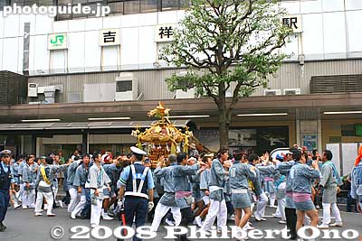 This is called Rengo Togyo or joint portable shrine procession. 神輿連合渡御
Keywords: tokyo musashino kichijoji autumn fall festival matsuri mikoshi portable shrine parade procession shinto train station