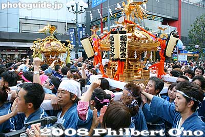 稲荷町
Keywords: tokyo musashino kichijoji autumn fall festival matsuri mikoshi portable shrine parade procession shinto happi coat