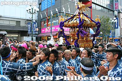 井の頭通り
Keywords: tokyo musashino kichijoji autumn fall festival matsuri mikoshi portable shrine parade procession shinto happi coat