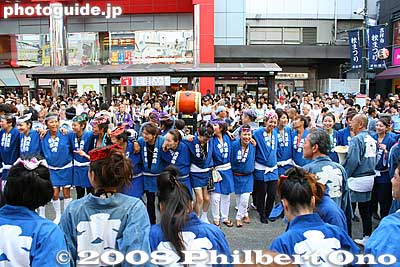 This group's women formed a gauntlet for the mikoshi to pass through. Very nice. 大正祭礼
Keywords: tokyo musashino kichijoji autumn fall festival matsuri mikoshi portable shrine parade procession shinto happi coat