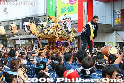 Here he is, riding the mikoshi. A very bumbp and hazardous ride. Banned at the [url=http://photoguide.jp/pix/thumbnails.php?album=708]Asakusa Sanja Matsuri.[/url]
Keywords: tokyo musashino kichijoji autumn fall festival matsuri mikoshi portable shrine parade procession shinto happi coat