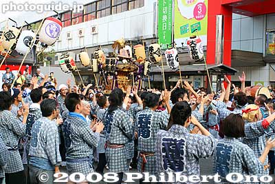 祥南
Keywords: tokyo musashino kichijoji autumn fall festival matsuri mikoshi portable shrine parade procession shinto happi coat
