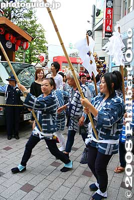 In front of Sun Road shopping arcade.
Keywords: tokyo musashino kichijoji autumn fall festival matsuri mikoshi portable shrine parade procession shinto happi coat