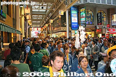 Mikoshi in Kichijoji Sun Road shopping arcade
Keywords: tokyo musashino kichijoji autumn fall festival matsuri mikoshi portable shrine parade procession shinto shopping arcade