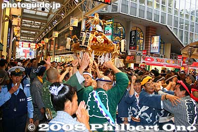 Mikoshi in Kichijoji Sun Road shopping arcade, Kichijoji Autumn Festival
Keywords: tokyo musashino kichijoji autumn fall festival matsuri9 mikoshi portable shrine parade procession shinto shopping arcade