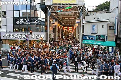 They are now on Itsukaichi Kaido road, heading toward Musashino Hachimangu Shrine.
Keywords: tokyo musashino kichijoji autumn fall festival matsuri mikoshi portable shrine parade procession shinto shopping arcade
