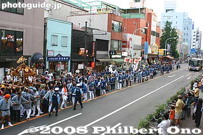 Traffic is temporarily held up.
Keywords: tokyo musashino kichijoji autumn fall festival matsuri mikoshi portable shrine parade procession shinto street