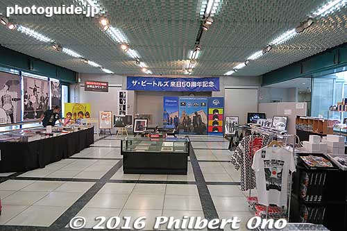 Gift shop with Beatles souvenirs for sale.
Keywords: tokyo nakano-ku beatles photo exhibition