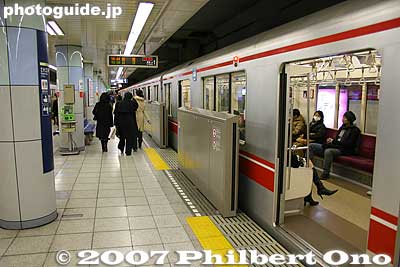 Nakano-Sakaue Station on the Marunouchi Line subway
Keywords: tokyo nakano-ku subway station