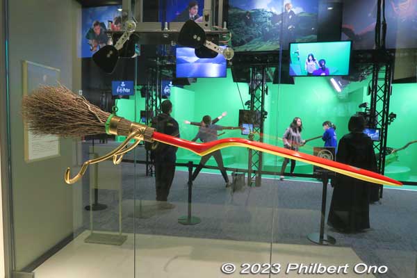 For the movie actors, the broomsticks were custom-designed and fitted for each person. The stick was a solid metal pole strong enough to support the actor sitting on it in front of green screens.
Keywords: Tokyo Nerima Warner Bros. Harry Potter Studio Tour