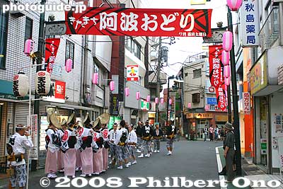 The 16th Kitamachi Awa Odori was held on July 26, 2008 from 6 pm to 8:30 pm. Kitamachi is a small neighborhood near Tobu-Nerima Station on the Tobu Tojo Line.
Keywords: tokyo nerima-ku kitamachi awa odori dance festival matsuri dancing dancers women parade kimono