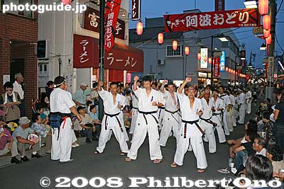 Would you believe a karate group? They did not dance. Just punched and yelled their way through. Kitamachi Awa Odori, Nerima, Tokyo 極真空手連
Keywords: tokyo nerima-ku kitamachi awa odori dance summer festival matsuri dancing dancers parade karate japansports