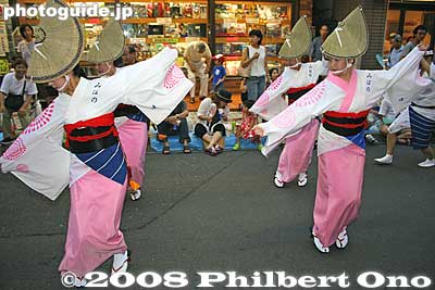 So photogenic, like a crane in flight.
Keywords: tokyo nerima-ku kitamachi awa odori dance summer festival matsuri dancing dancers women parade kimono