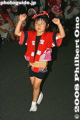 Takara-bune-ren 宝船連
Keywords: tokyo nerima-ku kitamachi awa odori dance summer festival matsuri dancing dancers women parade kimono