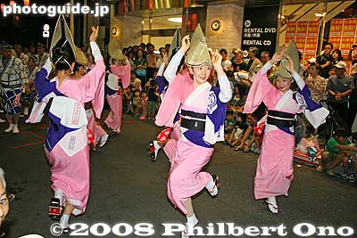 Quite spectacular finale performance by this troupe called Hyottoko-ren. ひょっとこ連
Keywords: tokyo nerima-ku kitamachi awa odori dance summer festival matsuri dancing dancers women parade kimono