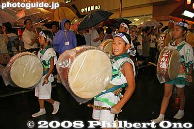 Keywords: tokyo nerima-ku nakamurabashi awa odori dance matsuri festival dancers women kimono drummers chiildren boys