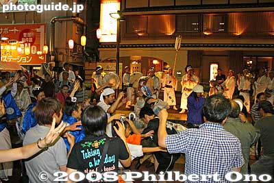At the end of the festival in front of Nakamurabashi Station, they invited everyone to dance.
Keywords: tokyo nerima-ku nakamurabashi awa odori dance matsuri festival dancers