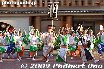 After the opening ceremony on the outdoor stage in front of Nakamurabashi Station (Seibu Ikebukuro Line), Daikon-ren performed on the stage while other groups started dancing on the streets. だいこん連
Keywords: tokyo nerima-ku nakamurabashi awa odori dance matsuri festival dancers women 