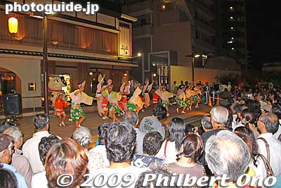 Koganei Sakura-ren performing on the outdoor stage.
Keywords: tokyo nerima-ku nakamurabashi awa odori dance matsuri festival dancers women 