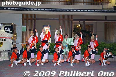 Narimasu Child-ren also performed on stage. 成増チルド連 
Keywords: tokyo nerima-ku nakamurabashi awa odori dance matsuri festival dancers women 
