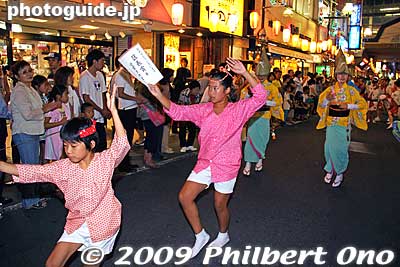 The girl in the middle is carrying a sign saying that they won the Nerima Mayor's Award (区長賞). 
Keywords: tokyo nerima-ku nakamurabashi awa odori dance matsuri festival dancers women 
