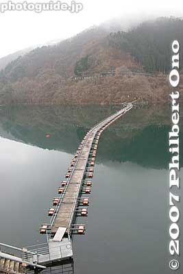 One of two floating bridges supported by floating barrels. ドラム缶橋
Keywords: tokyo okutama-machi lake floating bridge