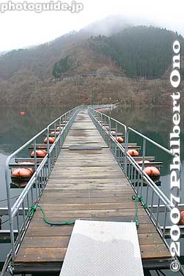 The bridge sways as you walk on it.
Keywords: tokyo okutama-machi lake floating bridge