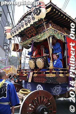 The floats have festival musicians and masked comical dancers performing.
Keywords: tokyo ome taisai matsuri festival float