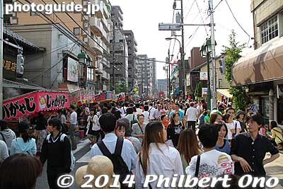 The main road is very crowded, but they still can make way for all the floats passing through.
Keywords: tokyo ome taisai matsuri festival float
