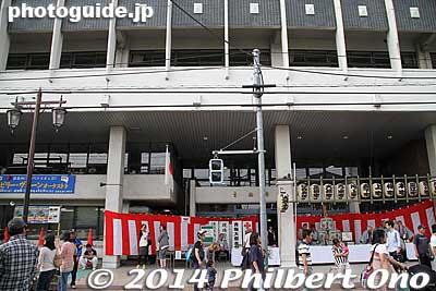 The festival finale was held in front of this Shimin Kaikan Hall.
Keywords: tokyo ome taisai matsuri festival float