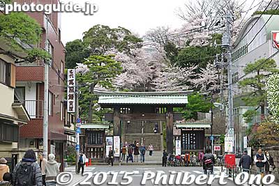 Somon Gate, the first gate you pass through to enter the temple and one of the few structures which were not destroyed during World War II. 総門
Keywords: tokyo ota-ku ikegami honmonji temple buddhist nichiren