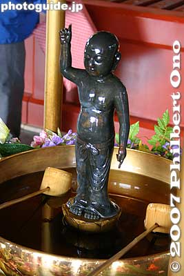 See the baby buddha's hands pointing to Heaven. Sweet tea is poured over a statue of a baby buddha. According to legend, sweet rain (or perfumed water) fell when the Buddha was born.
Keywords: tokyo ota-ku ikegami honmonji temple buddhist nichiren hanamatsuri matsuri4