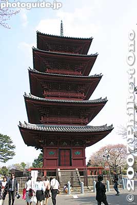 Five-story Pagoda was another structure which escaped war damage. 五重塔
Keywords: tokyo ota-ku ikegami honmonji temple buddhist nichiren pagoda