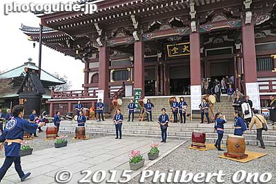 Taiko drum performance in early April in front of the temple.
Keywords: tokyo ota-ku ikegami honmonji temple buddhist nichiren