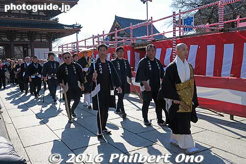 Priests procession heading for Ikegami Honmonji's main worship hall on Setsubun day, Feb. 3.
Keywords: tokyo ota-ku ikegami honmonji temple buddhist nichiren Setsubun matsuri2