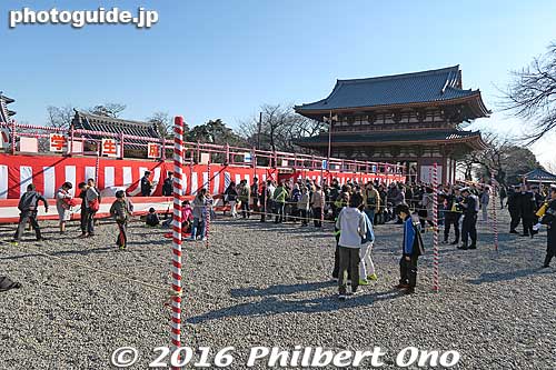 Crowd starts to gather for the bean throwing.
Keywords: tokyo ota-ku ikegami honmonji temple buddhist nichiren Setsubun